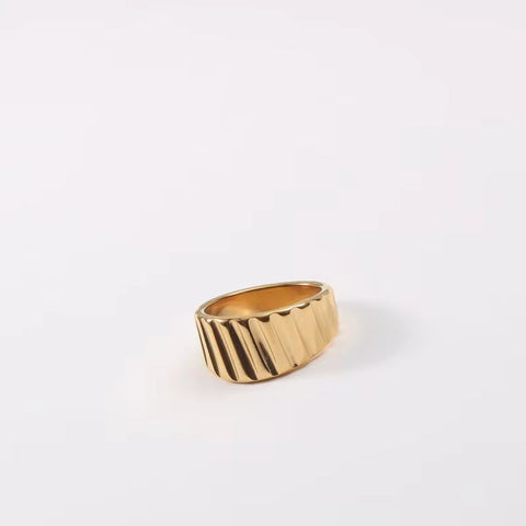 18K Gold Plated Wholesale Non Tarnish Permanent Trendy Vertical Stripes Geometric Stainless Steel Ring for Women